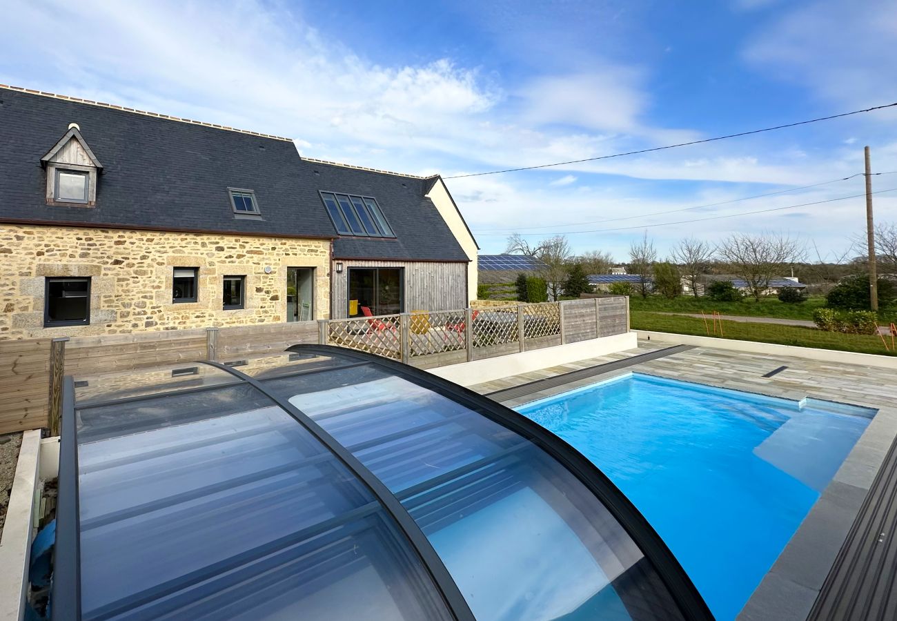 Villa à Bourg-Blanc - *Ty Breignou* Gite breton avec piscine et jacuzzi