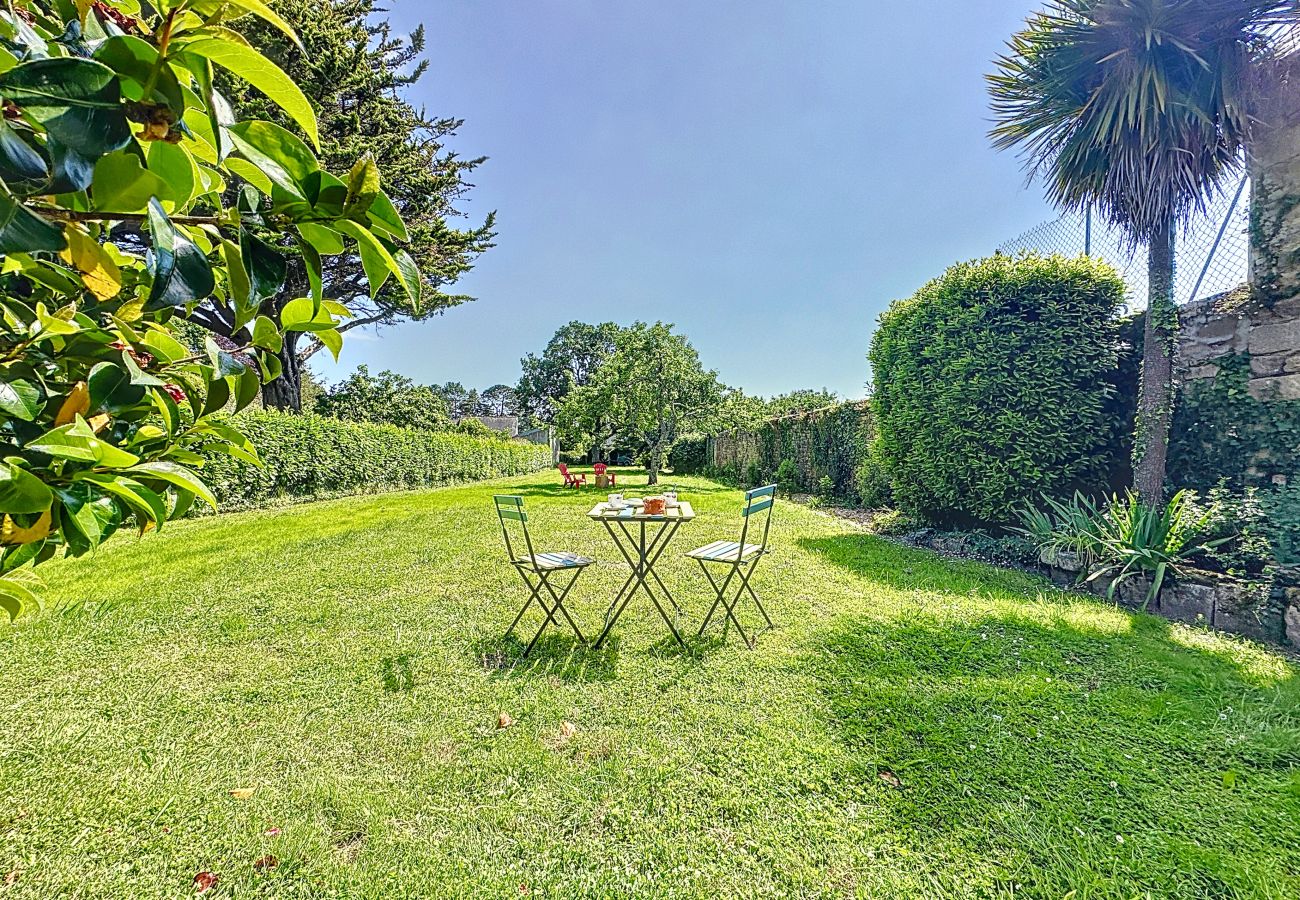 Studio à Combrit - *Le Lodge de Kerfoz* jolie maisonnette avec jardin